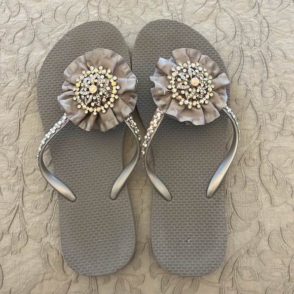 Silver/gray flip flops - Picture 3 of 3